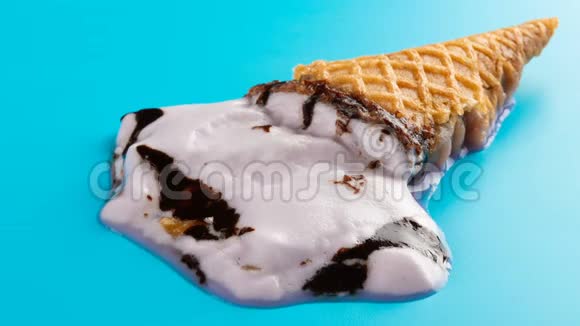 反向工作室拍摄甘薯风味冰淇淋融化在蓝色时间推移视频的预览图