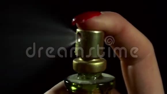女式香水喷向空中视频的预览图