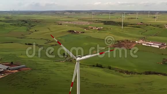 有许多风力发电机和建筑物的大型场地视频的预览图