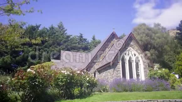 教堂和草坪的时间流逝呈现出薰衣草的花朵天空和云彩视频的预览图