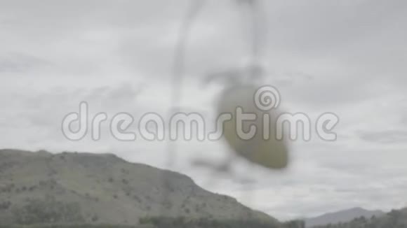 阴云密布的鸟风风铃在风中飘摇视频的预览图