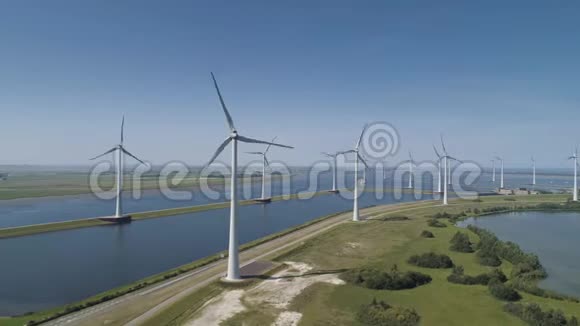 一个现代风力农场由两个和三个叶片的风力涡轮机组成沿着Veluwemer的海岸在部分多云和视频的预览图