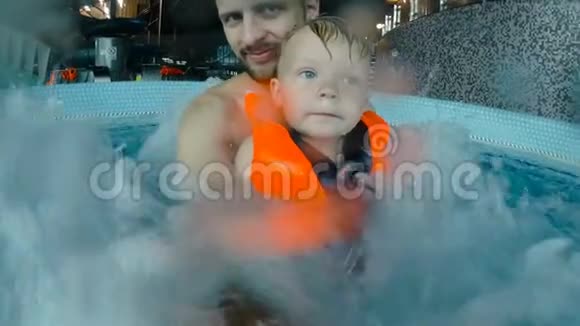 父子俩在按摩浴缸里休息慢动作4k视频的预览图