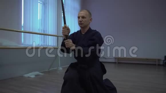 剑道大师用剑蹲训练万圣节派对视频的预览图