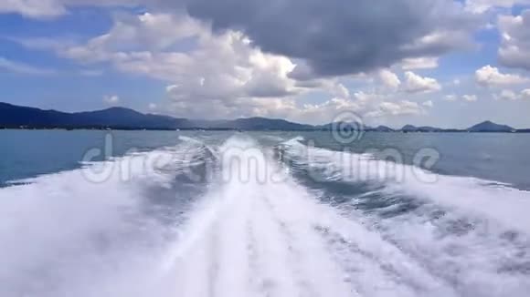 乘坐快艇时的波浪线视频的预览图
