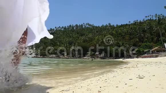 海滩暑假夫妇在假期跑步快乐的海滩度假情侣牵手玩得开心视频的预览图
