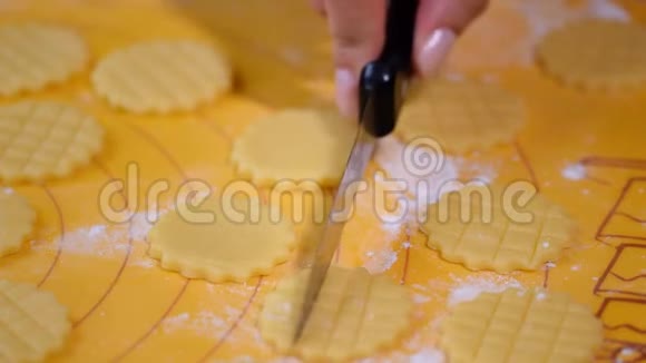 准备烤饼干厨房工作的过程视频的预览图