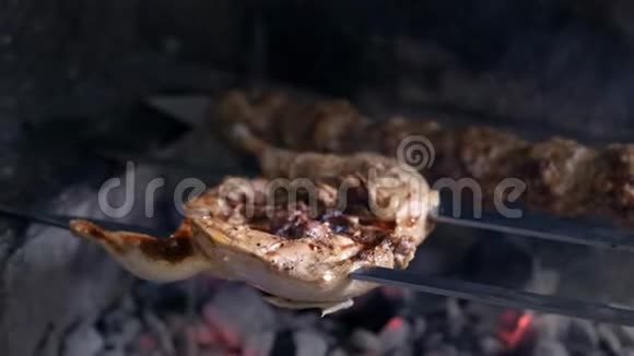 在烤架上烤烤肉用来转动扦子视频的预览图