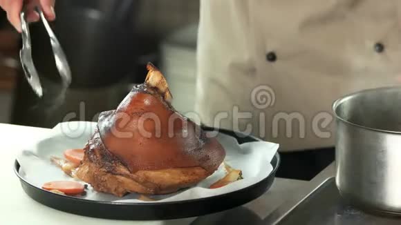 厨师用钳子合上视频的预览图