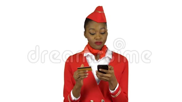 美国女服务员正在拿起她的智能手机上的信用卡代码阿尔法通道视频的预览图
