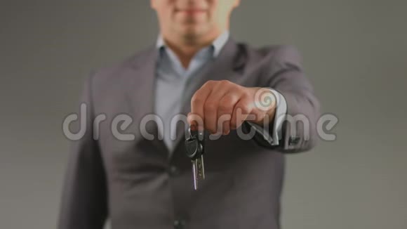 男性手拿钥匙租车公寓房地产经纪人视频的预览图