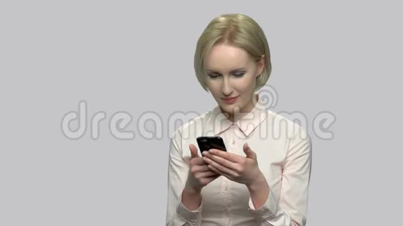 有魅力的商业女性使用手机视频的预览图