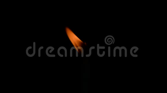 一支蜡烛的火焰在黑暗中燃烧视频的预览图