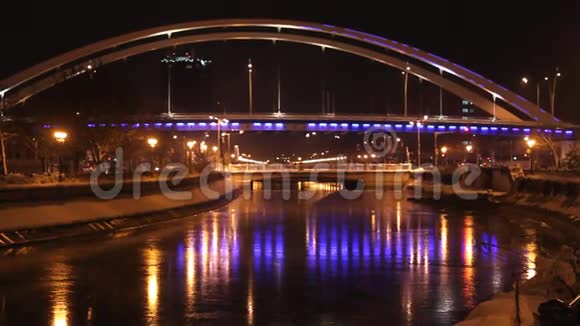 巴萨拉布桥在晚上视频的预览图