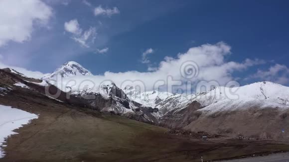 卡兹别克山格鲁吉亚最受欢迎的山峰空中景观视频的预览图