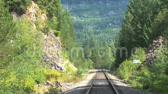 火车轨道穿过山脉视频的预览图