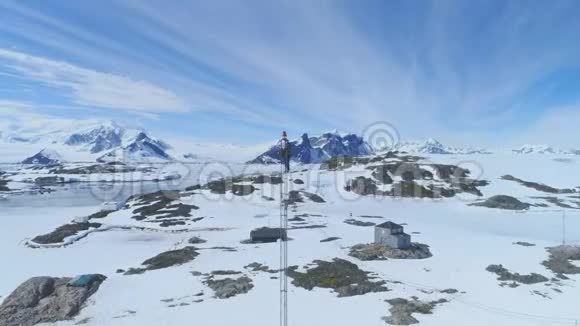 南极电信塔顶部跟踪视图视频的预览图