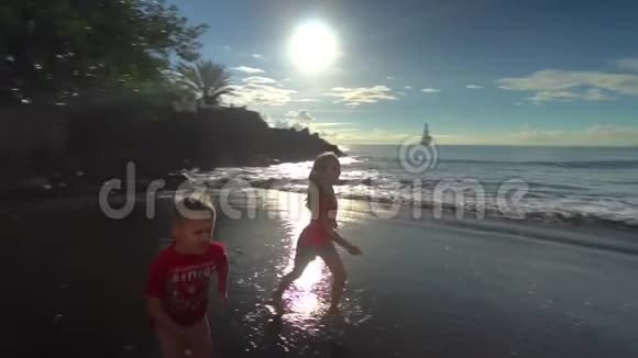 孩子们在海滩上奔跑视频的预览图