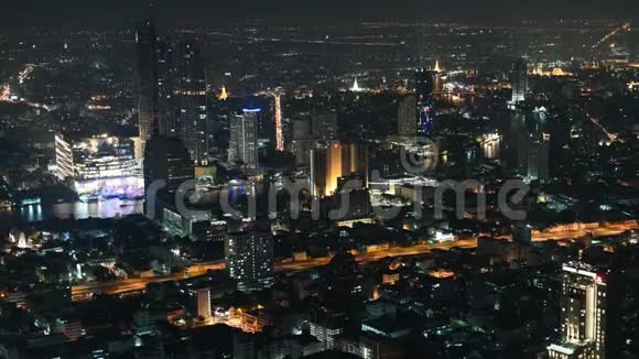 K4曼谷城市景观汽车和夜间船只交通的鸟瞰图时间间隔视频的预览图