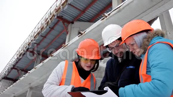 两名女视察员和建筑师与总工程师讨论建筑项目视频的预览图