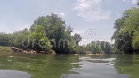 平静地漂浮在河上视频的预览图