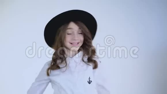 时尚的年轻女孩戴着帽子在镜头前跳舞视频的预览图