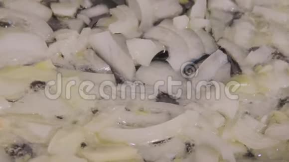 在油中烤制的切碎的白葱片视频的预览图