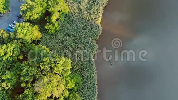 居住在美加河睡眠区尼斯河畔视频的预览图