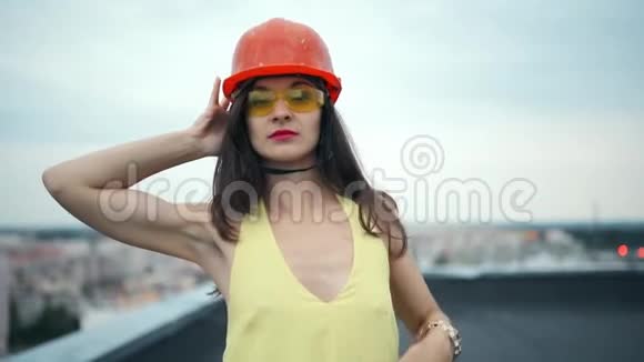 女工程师或建筑师的肖像女老板戴着头盔看镜头的肖像慢动作视频的预览图