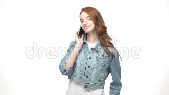 年轻的白种人女人在电话里说话微笑着美丽的白种人年轻的女专业人士有休闲视频的预览图