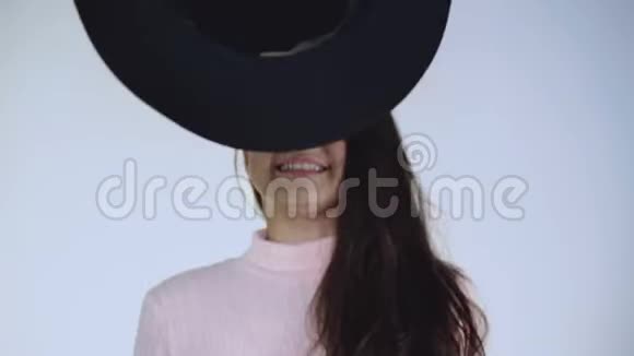 快乐的女孩扔了一顶帽子把它戴在头上很有趣视频的预览图