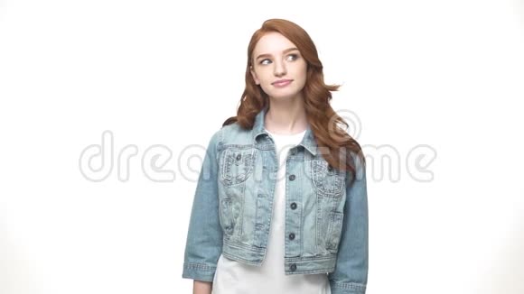 生活方式概念穿着牛仔布的红发女孩在镜头前表现出平和的姿态而在白色的背景下与人隔离视频的预览图