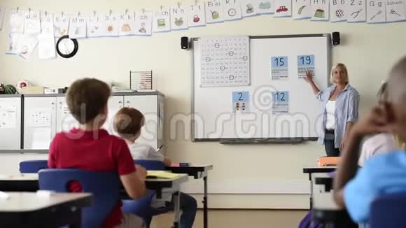 老师教孩子们数学视频的预览图