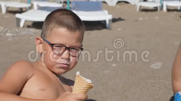 孩子吃冰淇淋男孩用食物弄脏了他的脸孩子吃华夫饼筒里的冰淇淋视频的预览图
