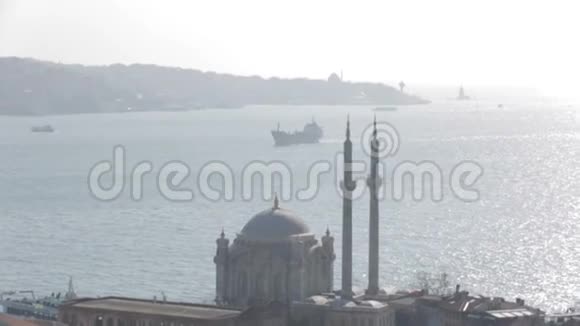 位于土耳其伊斯坦布尔海滨的奥塔科伊清真寺的优雅建筑视频的预览图