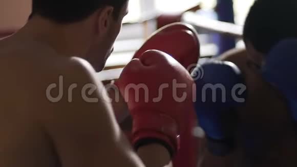 两个强壮的男子拳击为赢得比赛而激烈的战斗竞争精神运动视频的预览图