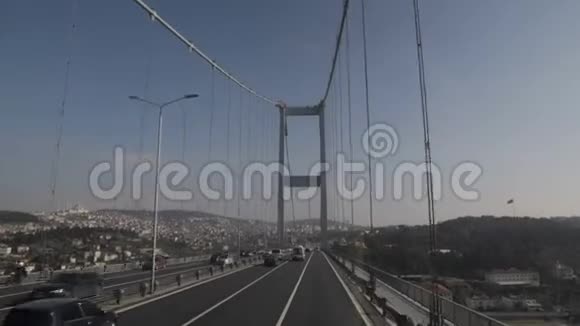 许多汽车从伊斯坦布尔的博斯普鲁斯大桥上飞驰而过绕土耳其行驶视频的预览图