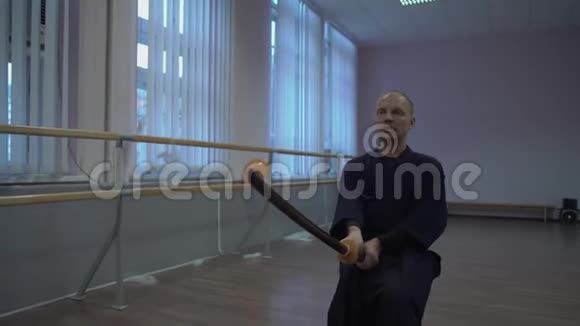在万圣节假期的体育大厅里肯多卡用剑训练视频的预览图