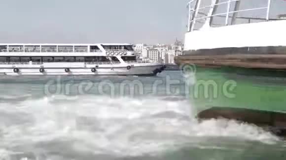 沿Bosphorus伊斯坦布尔景点的水上公共汽车载有游客视频的预览图