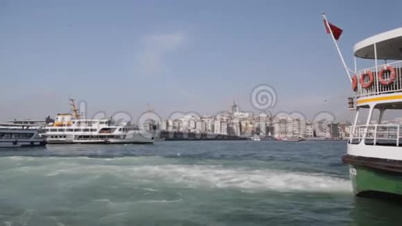 大型渡船运送人们前往旅游景点前往伊斯坦布尔视频的预览图