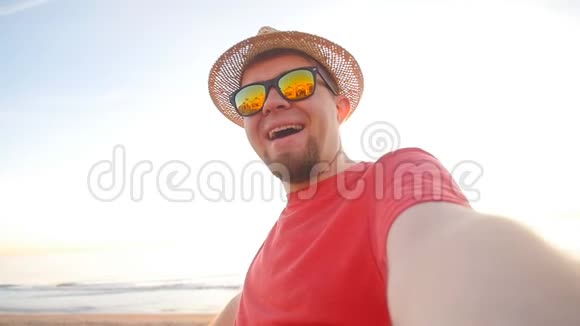 戴帽子的人在海上度假时会自拍视频的预览图