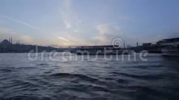前往土耳其的航行运送游客和公民的轮船往返于两岸视频的预览图
