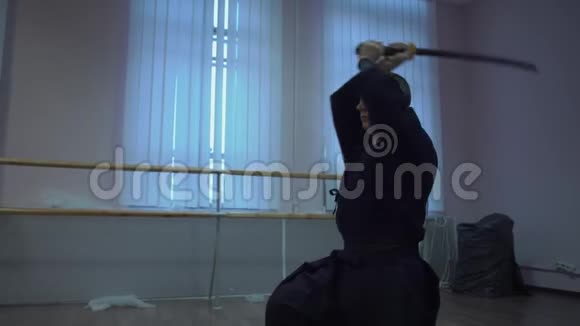 剑道大师表演剑道重复用剑进行切割视频的预览图