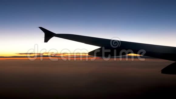 日落飞行抽象旅行背景视频的预览图