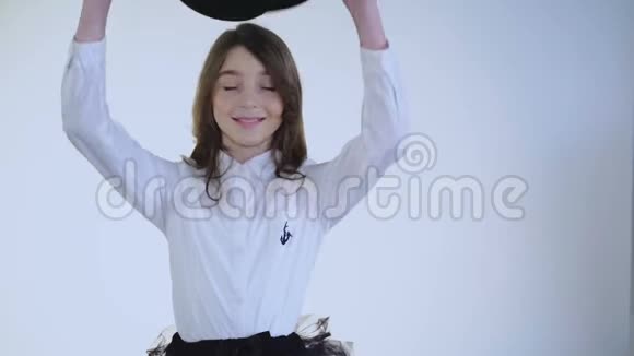 时髦的年轻女孩戴上帽子对着镜头微笑全高清视频的预览图