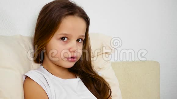 一个小女孩躺在床上生病了她玩手指视频的预览图