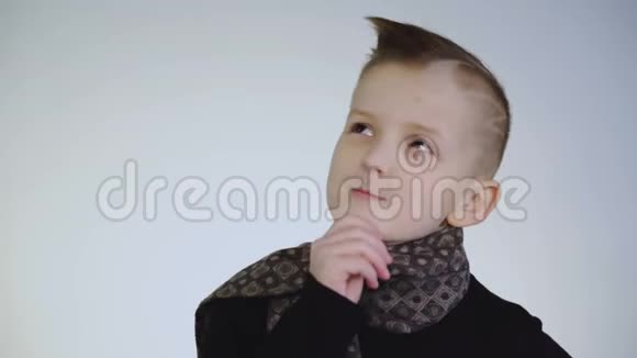 一个体贴的小男孩抬头摸着胡子的画像视频的预览图