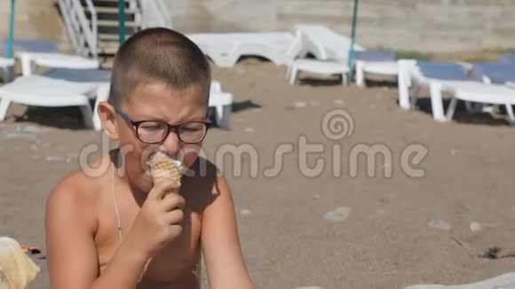 孩子吃冰淇淋男孩用食物弄脏了他的脸孩子吃华夫饼筒里的冰淇淋视频的预览图