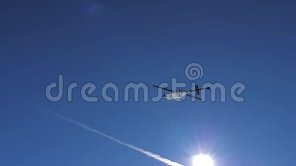在晴朗的阳光下直升机在头顶的山上低飞视频的预览图