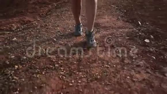 旅游妇女穿着运动鞋上红山近50英尺视频的预览图